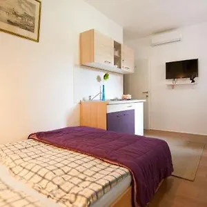Centar 2 Private With Ensuite And Kitchenette Split
